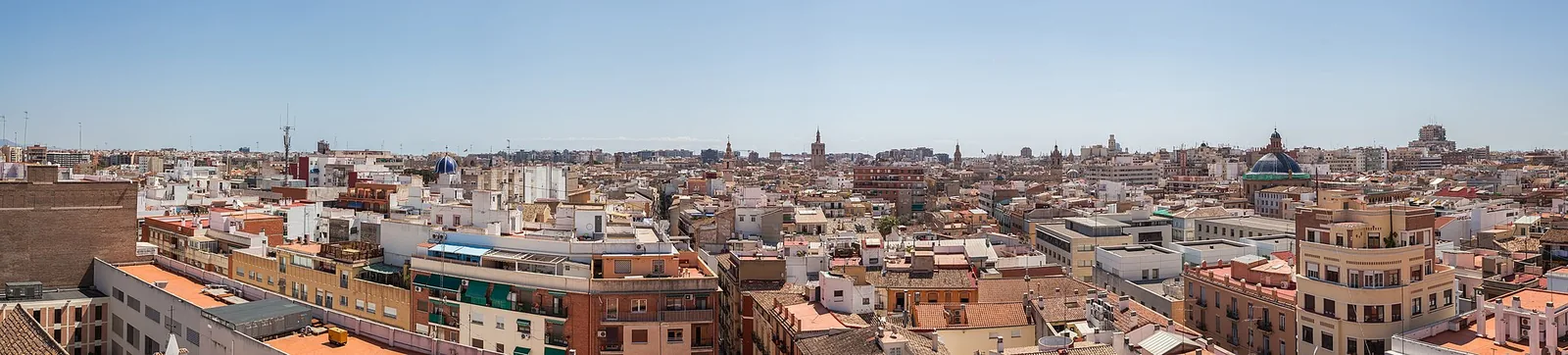Foto real de Valencia: tejados del centro histórico vistos desde las Torres de Quart